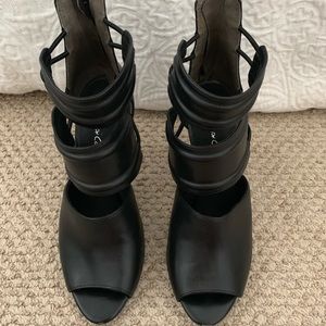 Kenneth Cole black leather pumps